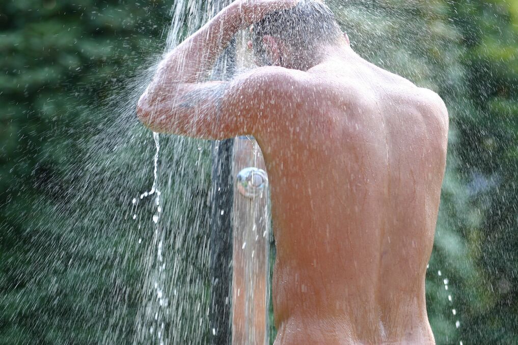 A pénisz megnagyobbítása érdekében végzett gyakorlatok előtt melegítő zuhany szükséges